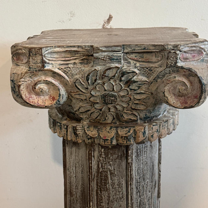 Wooden pedestal : Ruhana 18
