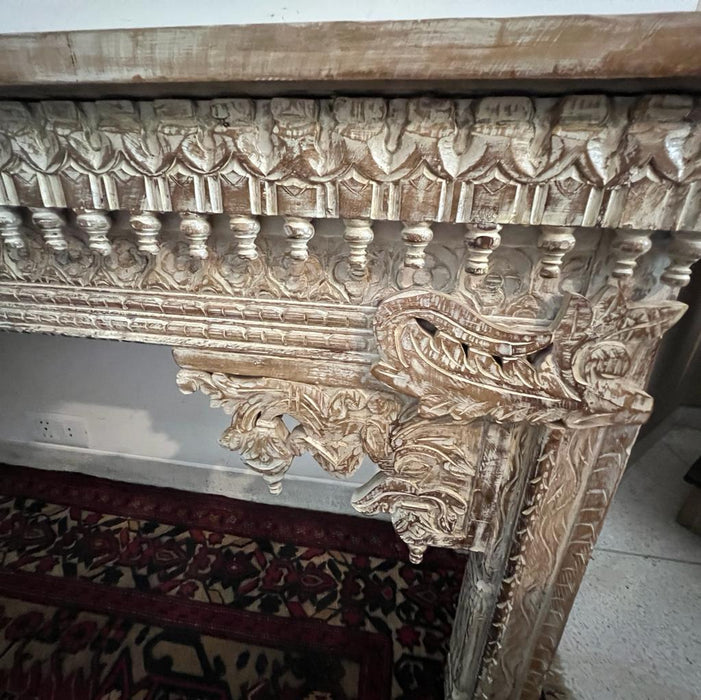 Sehr : Cream Coloured Carved Wooden Console/ Sideboard
