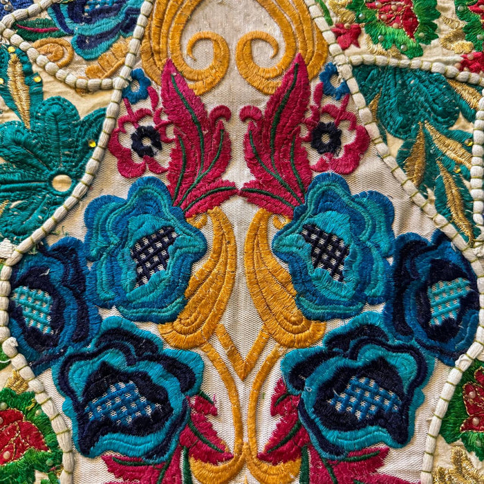 Embroidered table runner 5