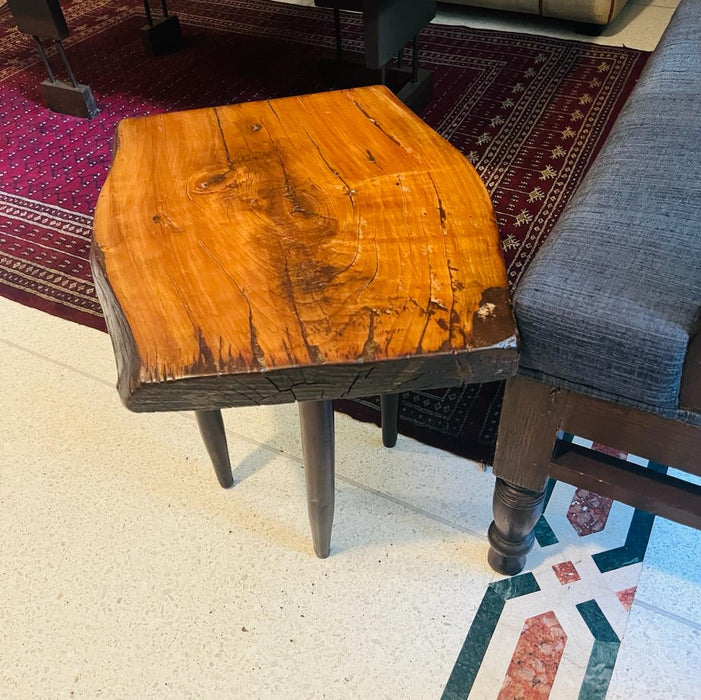 Aaima 12 : Raw wood table