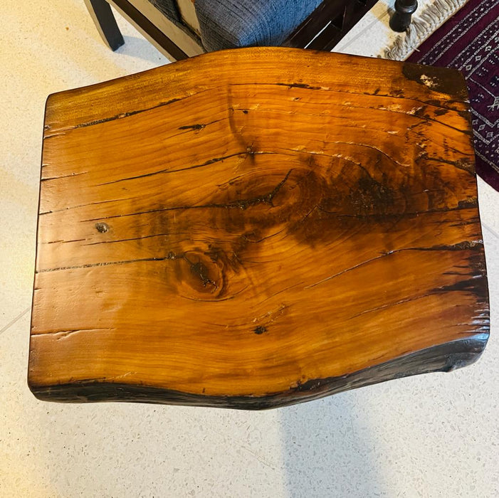 Aaima 12 : Raw wood table