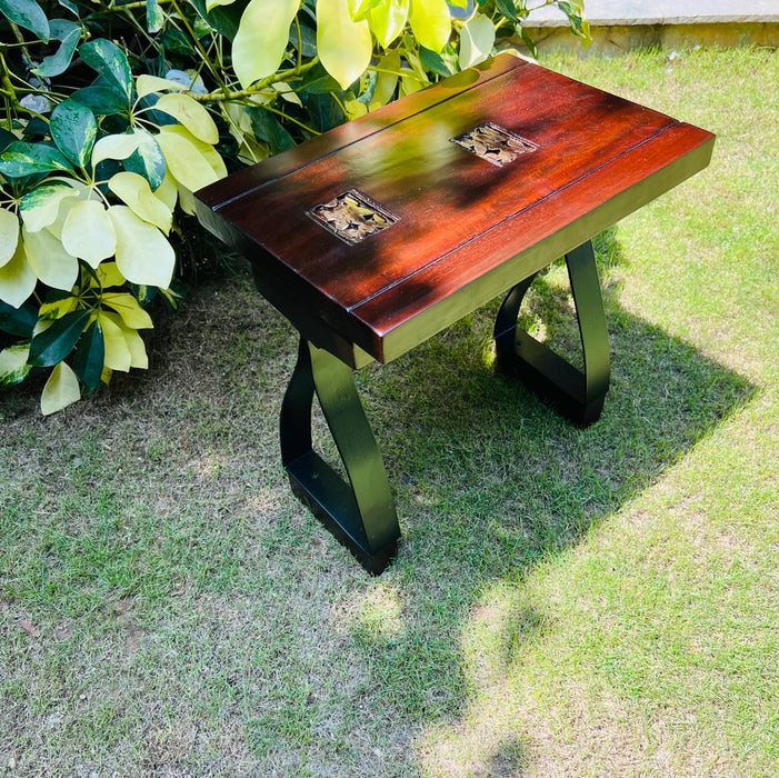 Aaima 14 : Wooden table