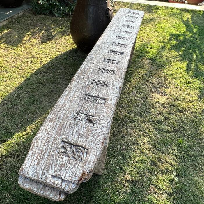 Qaisar: Wooden bench